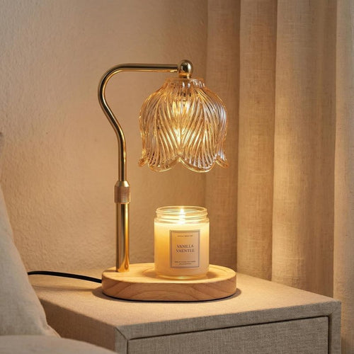 Kerzenwärmer Lampe mit Tulpen-Lampenschirm neben einem brennenden Duftkerzenglas